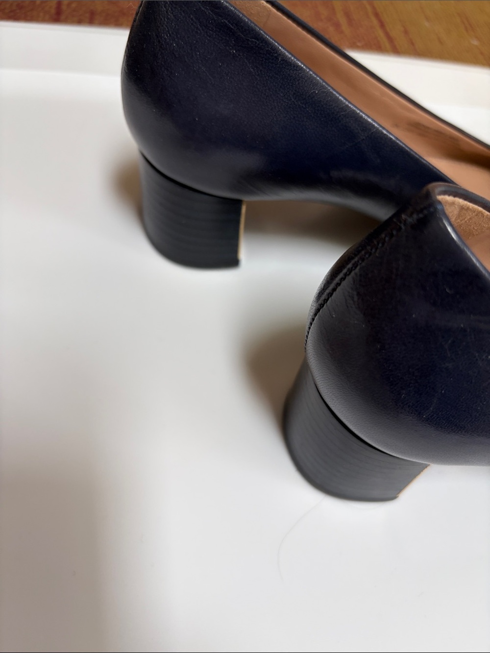 Tory Burch Navy Leather Flats with Gold Hardware Bow - Picture 2 of 7